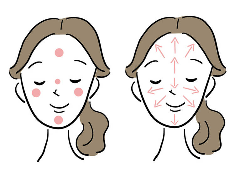 女性の顔 日焼け止めの塗り方