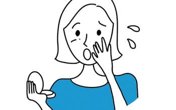 皮脂によるテカリを抑えるには?原因や皮脂トラブル、対処法を解説